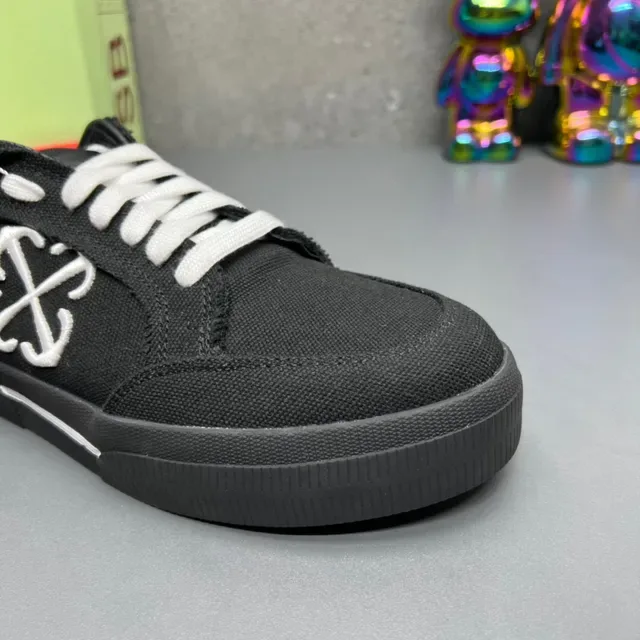 Off-White Industrial Black Lona Parte Superior Interlocking Cross Logo Sneakers Lifestyle 4