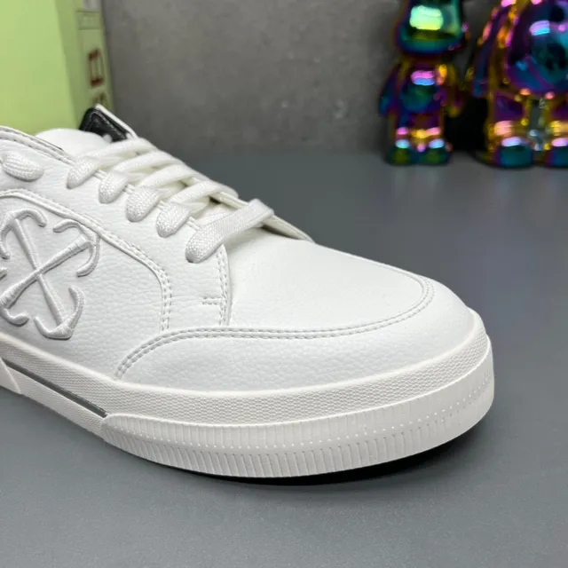 Off-White Industrial Low-Top sneakers lifestyle blanc et noir 4