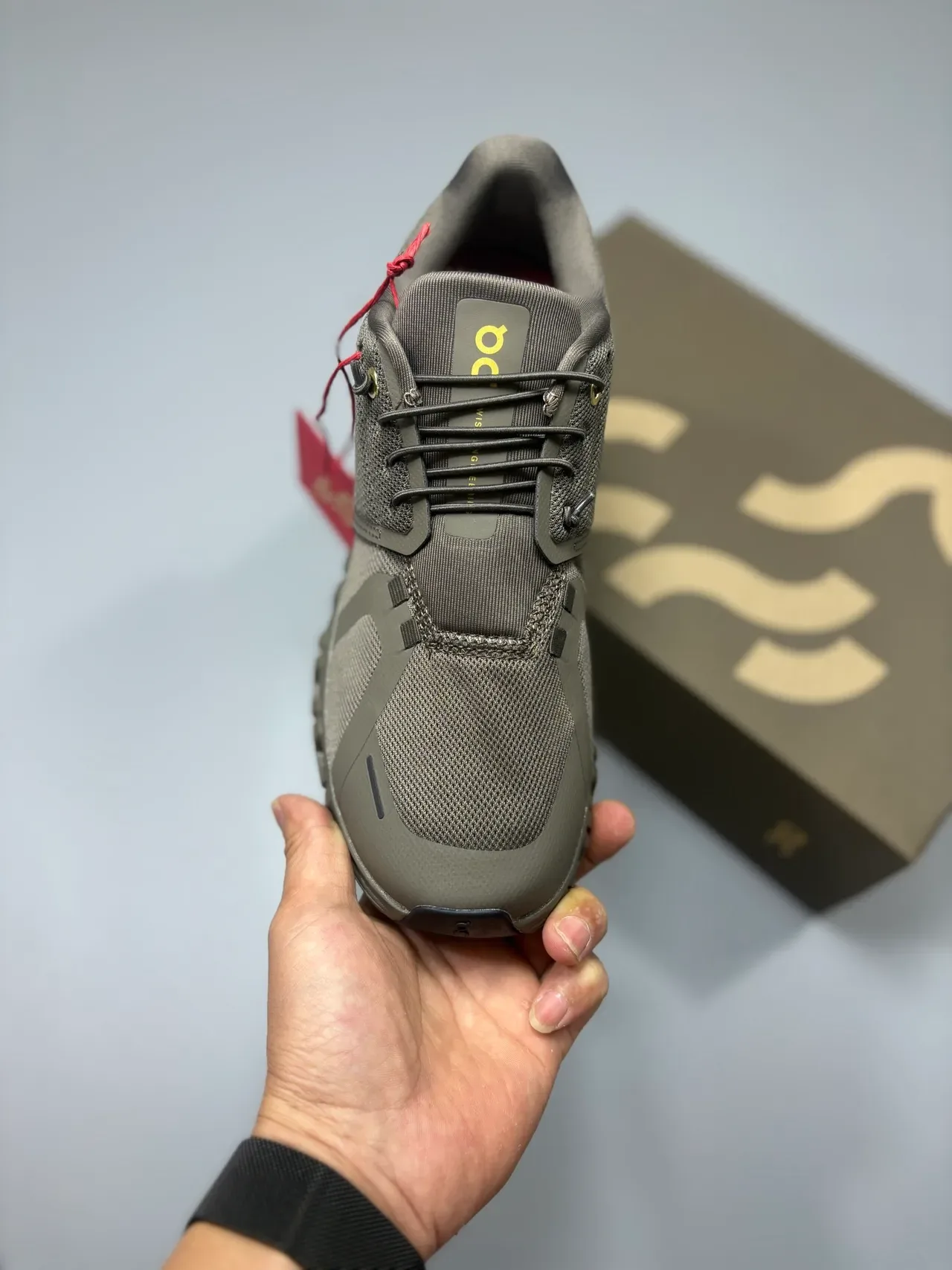 On Army Green Gold Upper en maille ingénierisée sculpté Podded Midsole Chaussures lifestyle 2