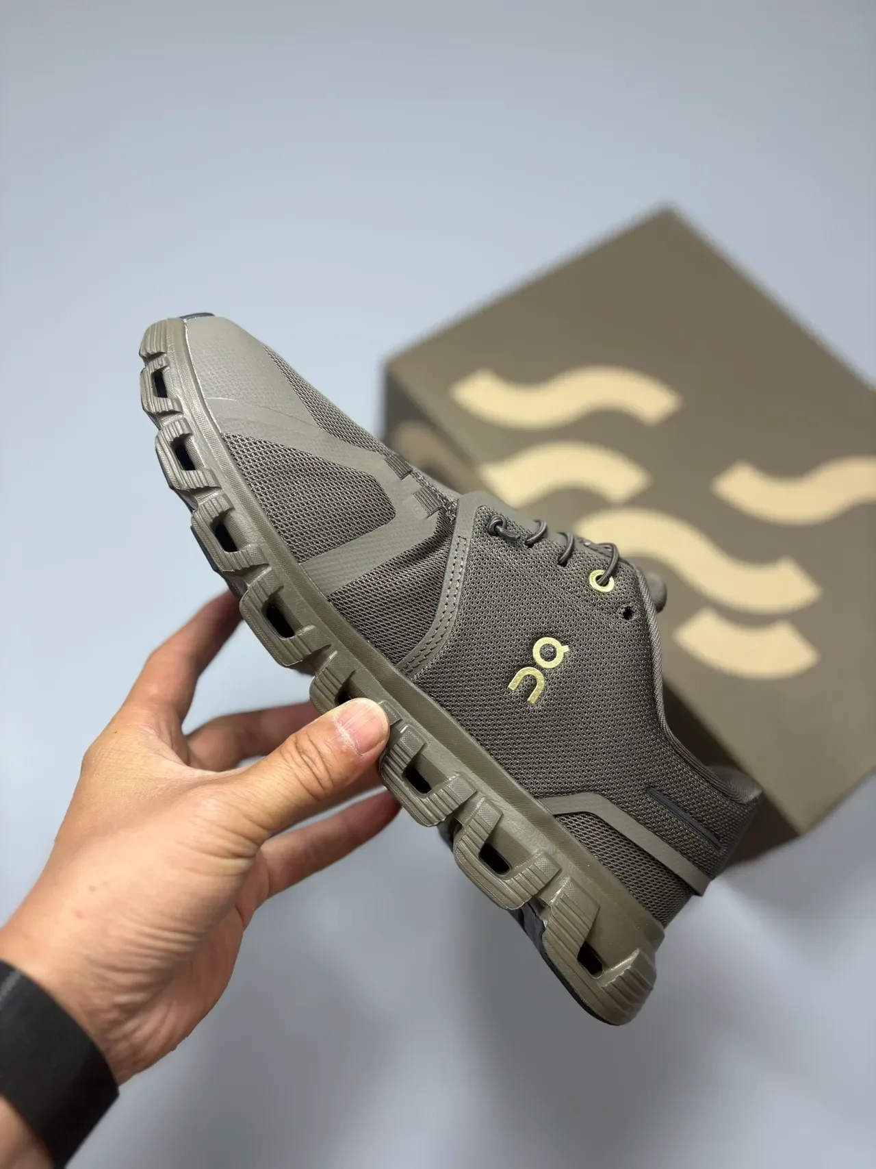 On Army Green Gold Upper en maille ingénierisée sculpté Podded Midsole Chaussures lifestyle 3