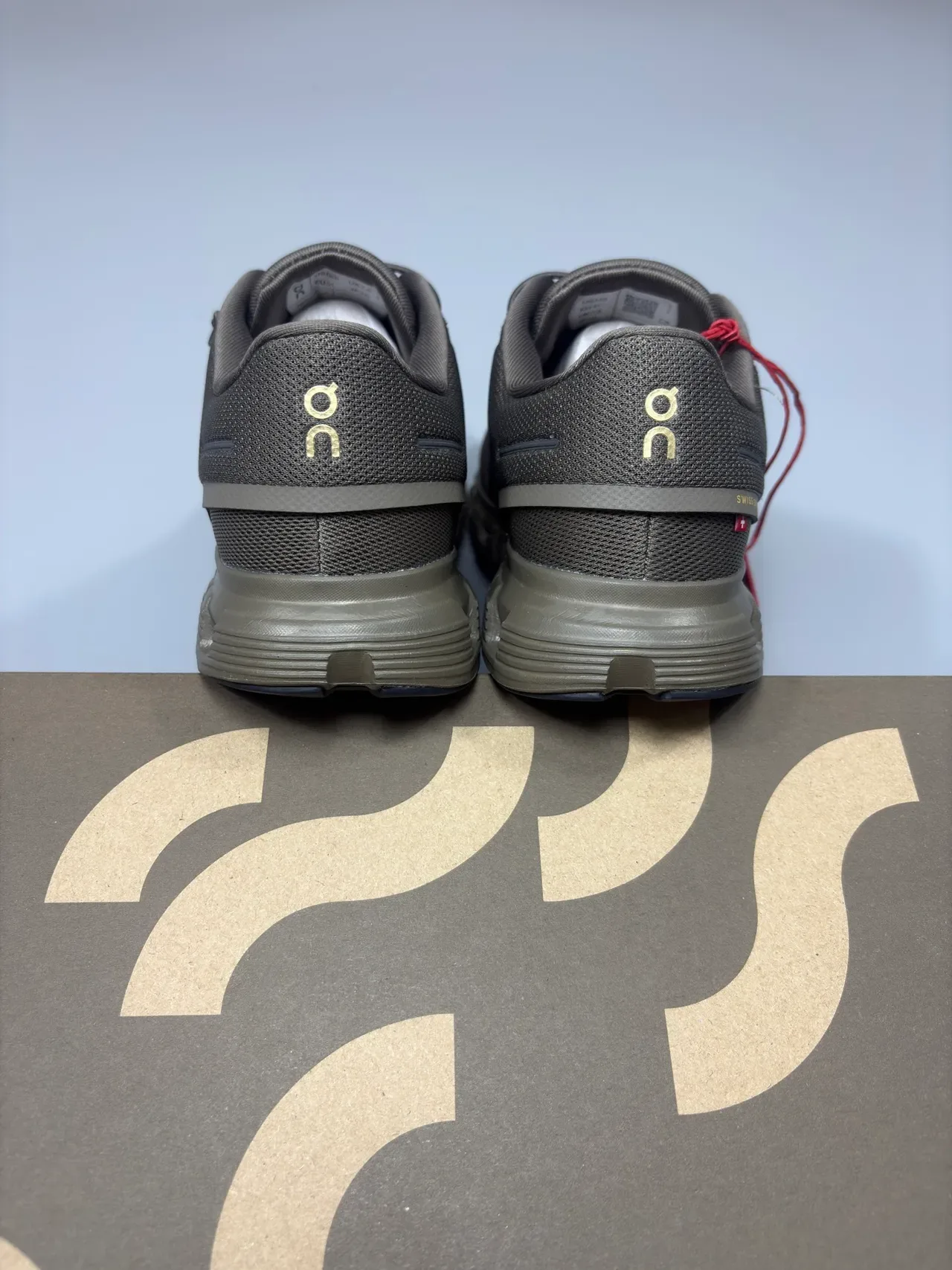 On Army Green Gold Upper en maille ingénierisée sculpté Podded Midsole Chaussures lifestyle 4
