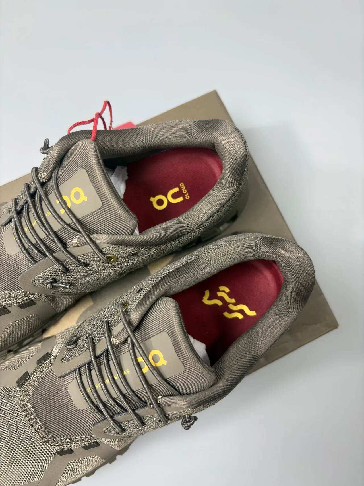 On Army Green Gold Upper en maille ingénierisée sculpté Podded Midsole Chaussures lifestyle 8