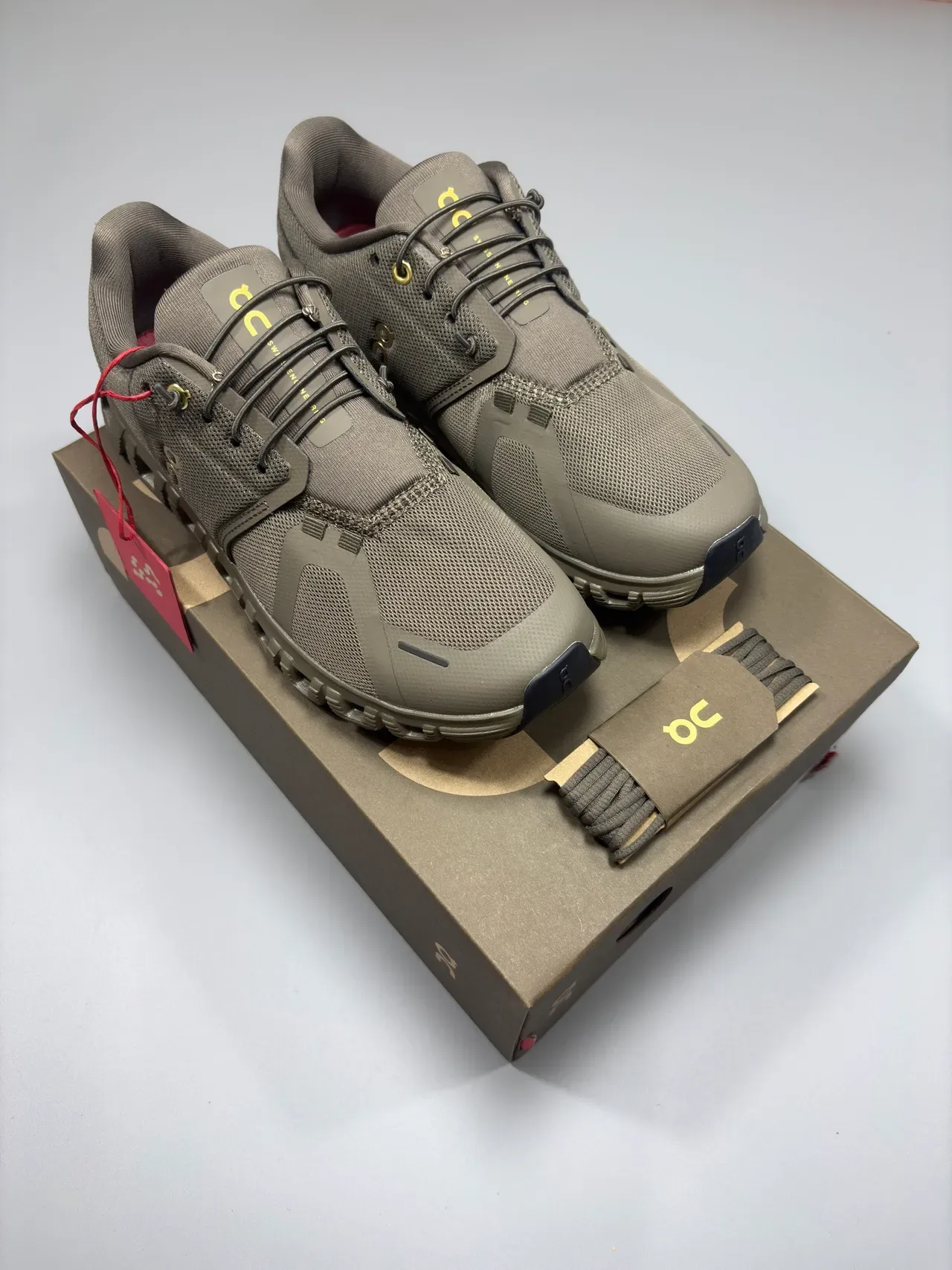 On Army Green Gold Upper en maille ingénierisée sculpté Podded Midsole Chaussures lifestyle 9