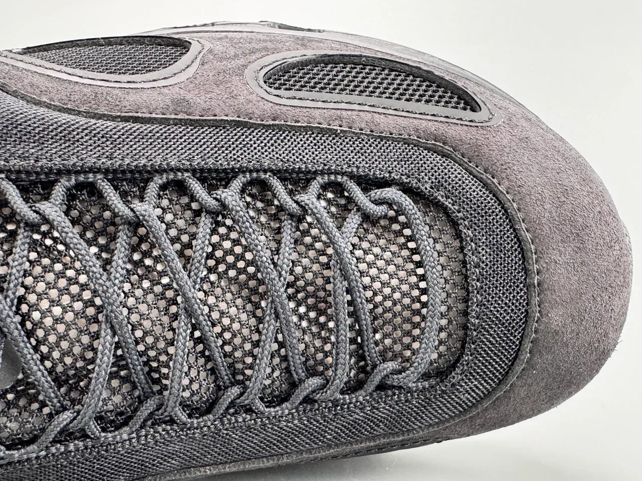 On sneakers lifestyle en maillage monochrome noir et daim supérieur 2