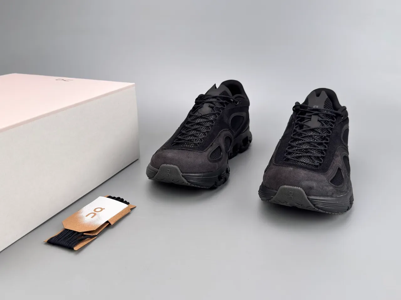 On sneakers lifestyle en maillage monochrome noir et daim supérieur 3