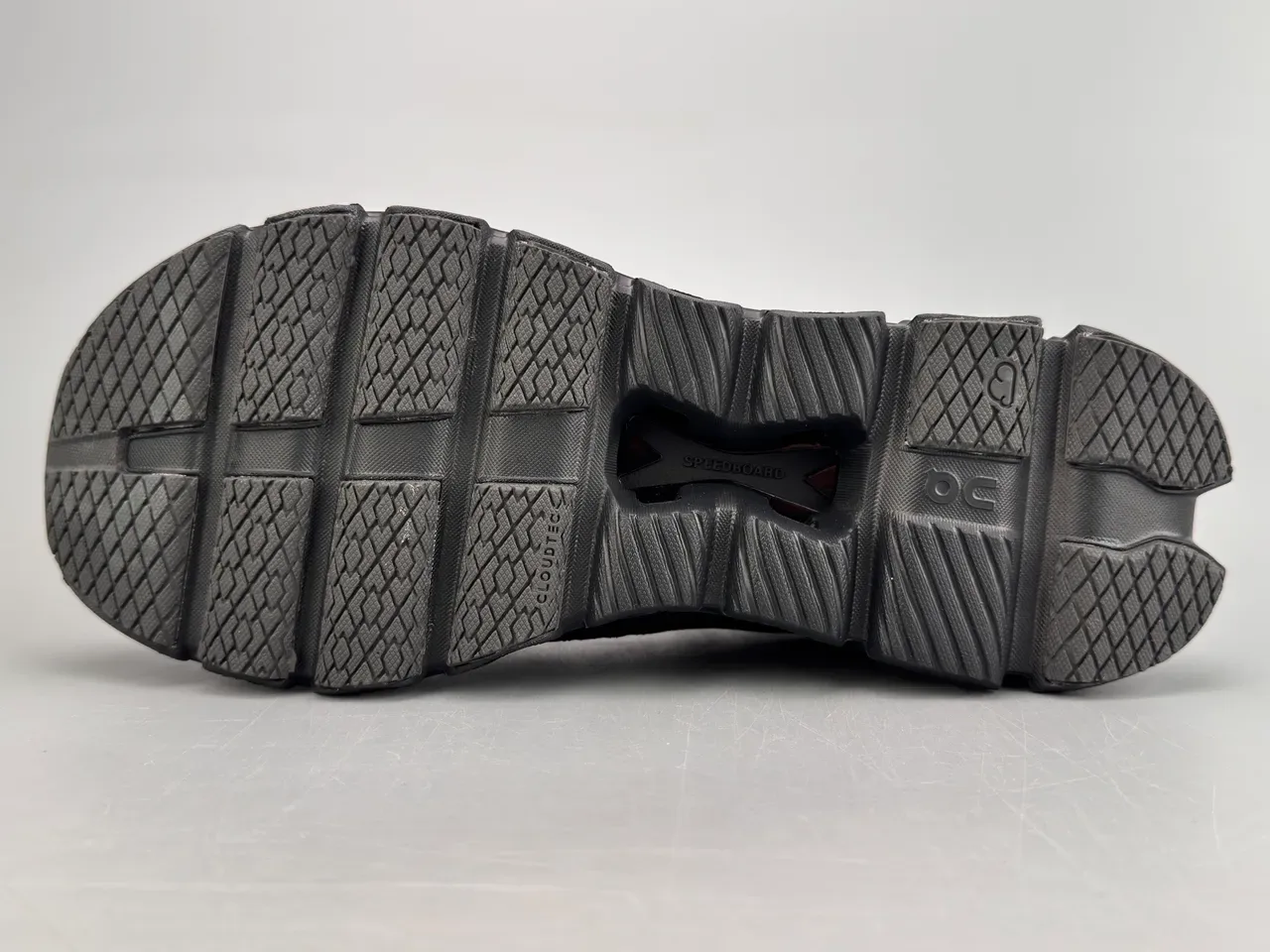 On sneakers lifestyle en maillage monochrome noir et daim supérieur 5