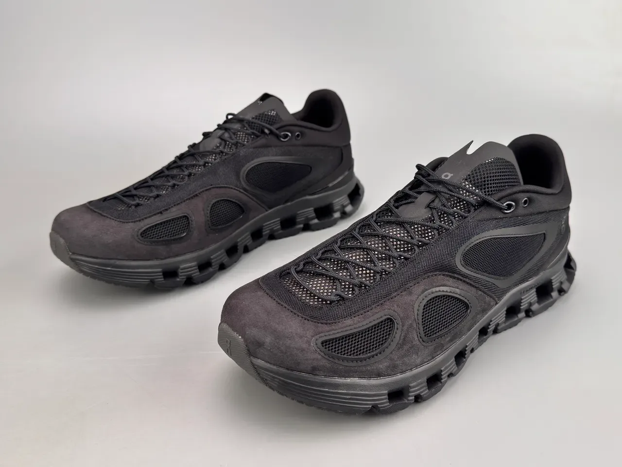 On sneakers lifestyle en maillage monochrome noir et daim supérieur 6