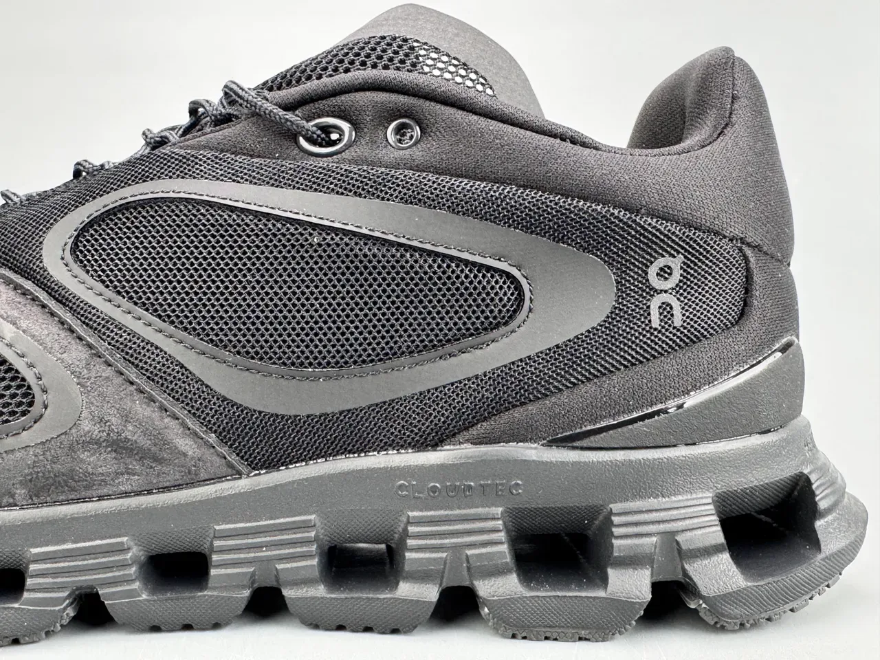 On sneakers lifestyle en maillage monochrome noir et daim supérieur 8