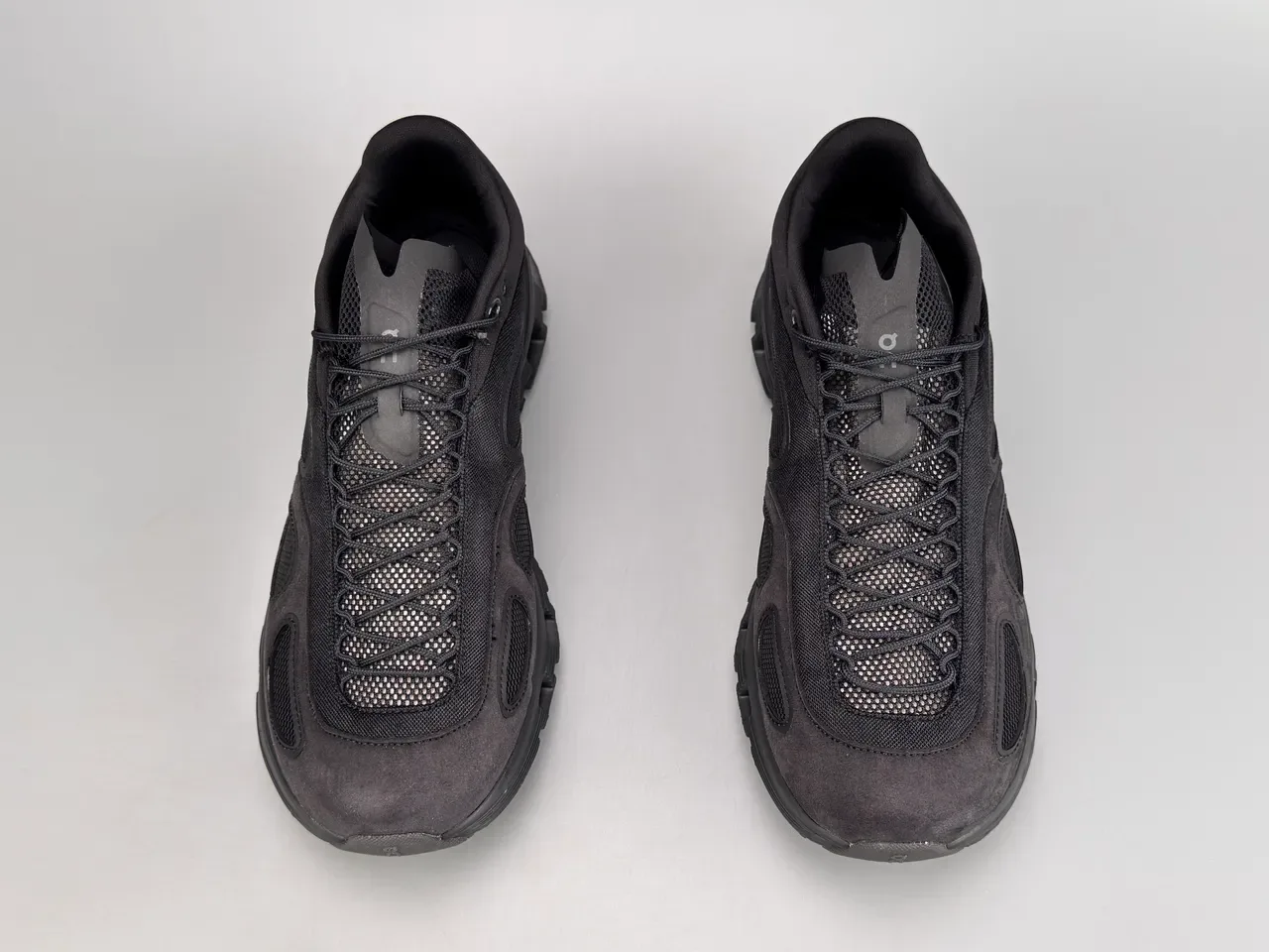 On sneakers lifestyle en maillage monochrome noir et daim supérieur 9