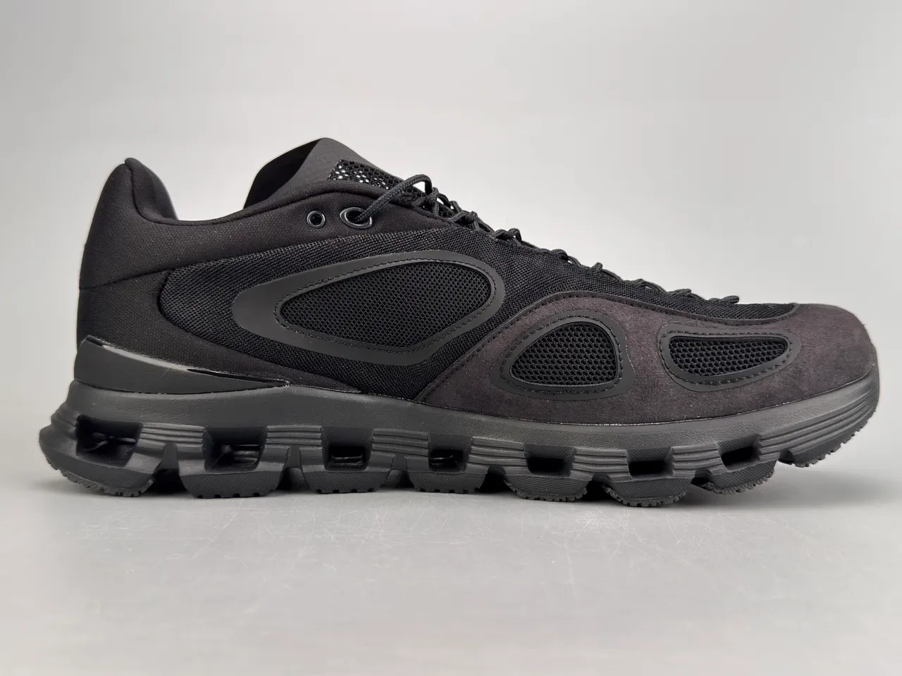 On sneakers lifestyle en maillage monochrome noir et daim supérieur 10