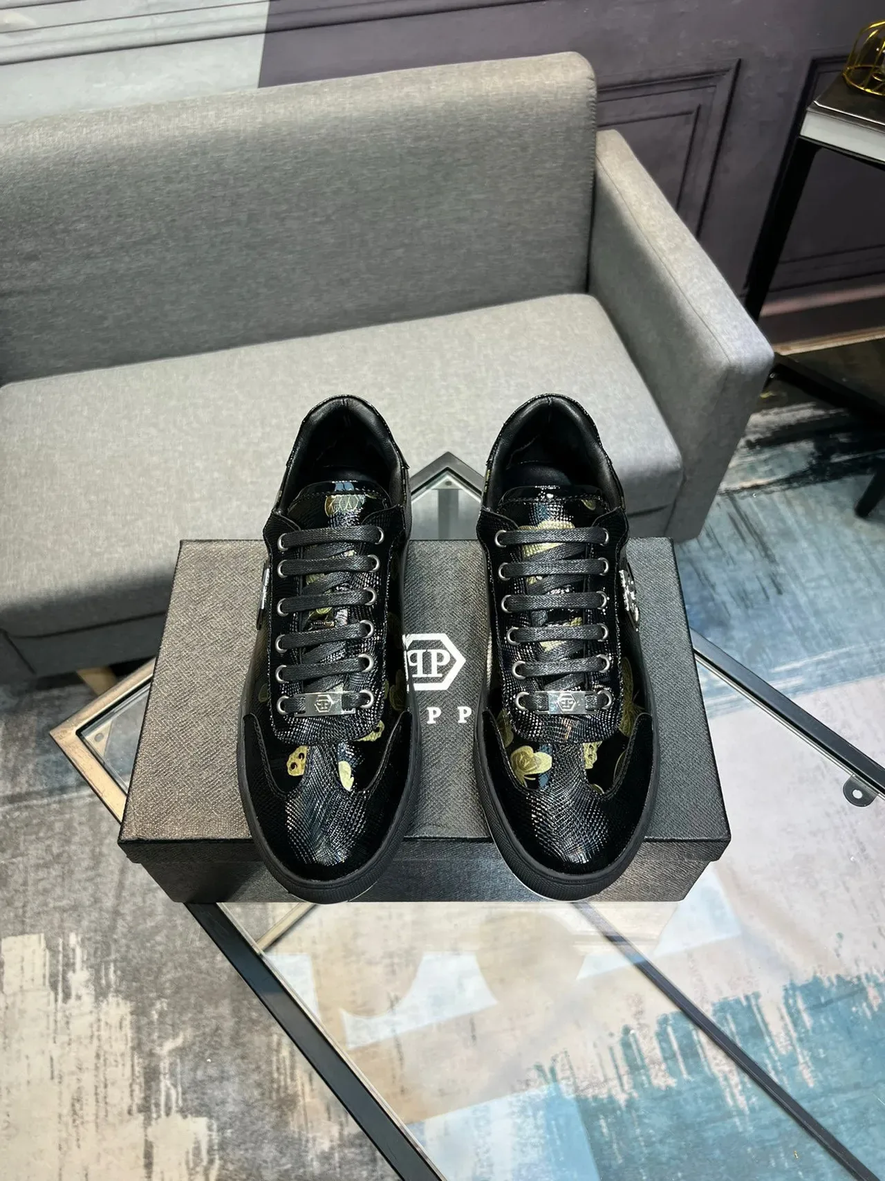 Philipp Plein Sneakers lifestyle noirs et or brillants, texture peau de serpent sur la partie supérieure, imprimés floraux et papillon 2