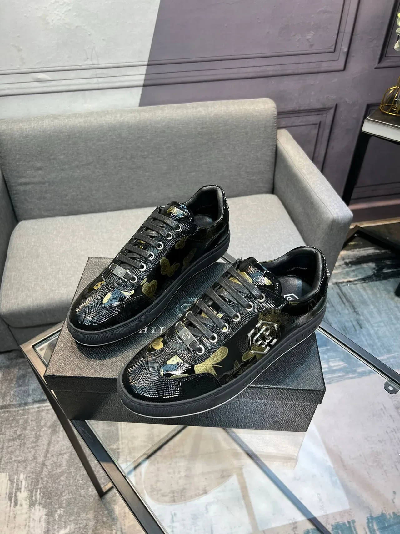 Philipp Plein Sneakers lifestyle noirs et or brillants, texture peau de serpent sur la partie supérieure, imprimés floraux et papillon 3