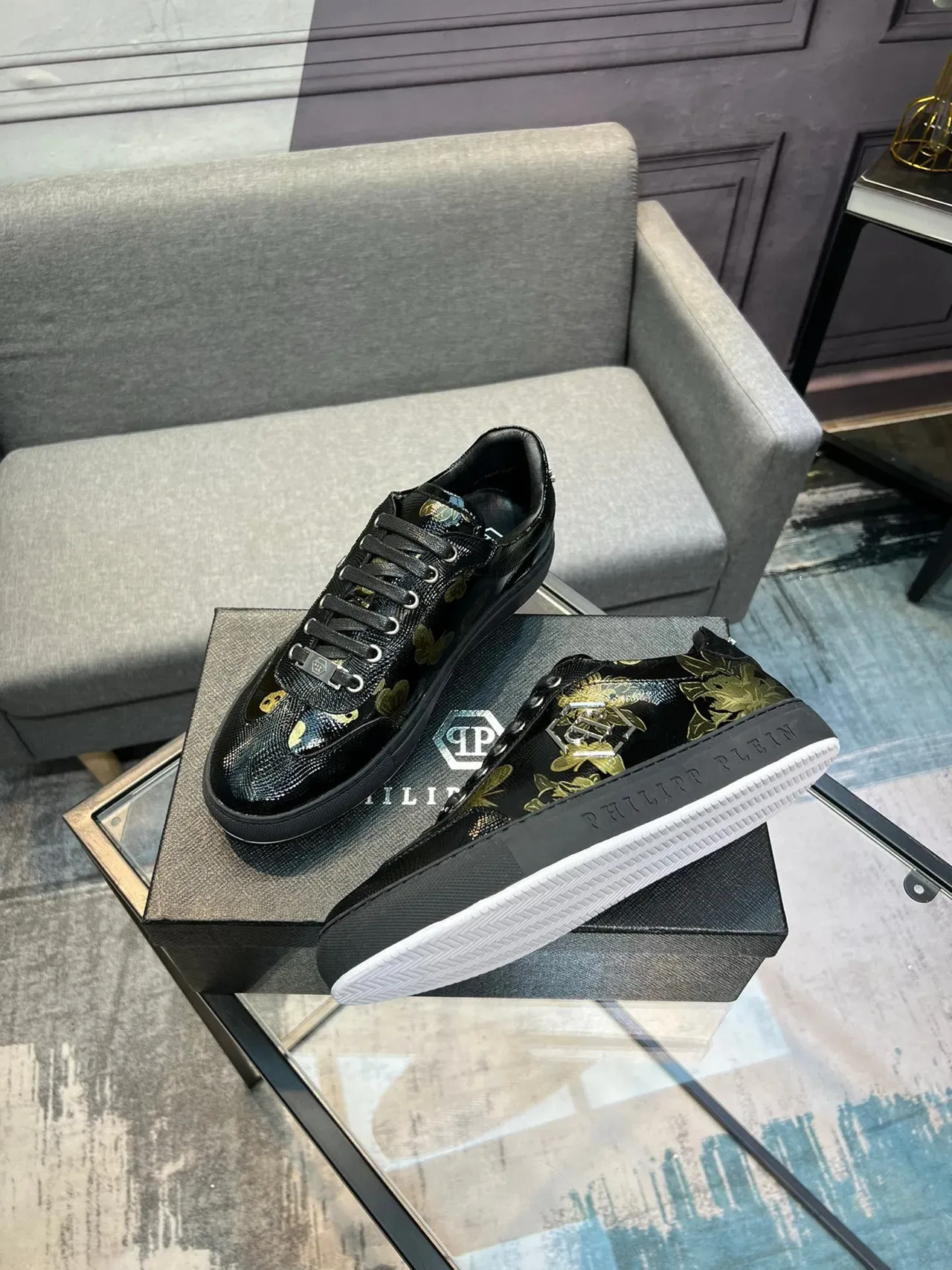 Philipp Plein Sneakers lifestyle noirs et or brillants, texture peau de serpent sur la partie supérieure, imprimés floraux et papillon 4