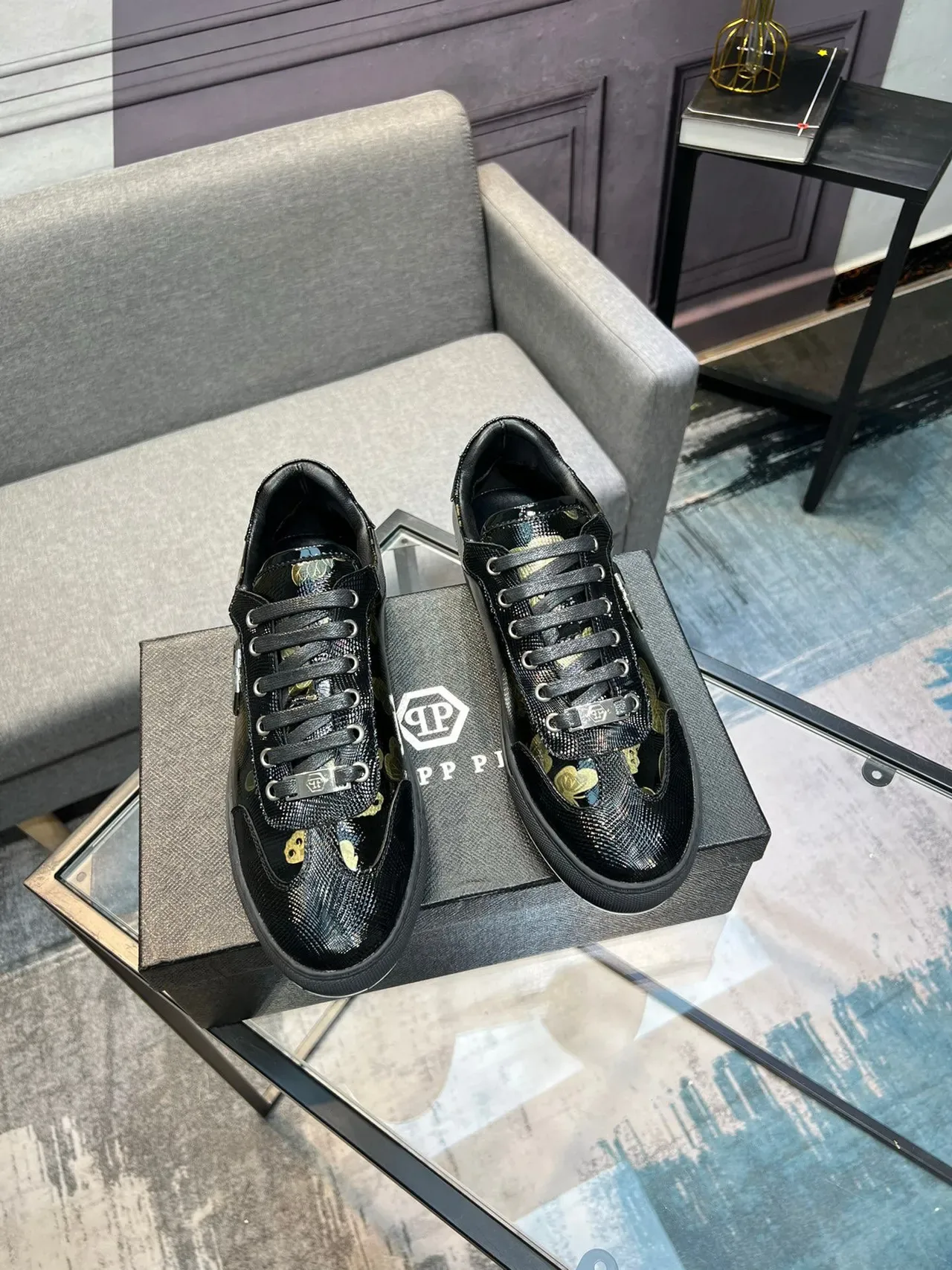 Philipp Plein Sneakers lifestyle noirs et or brillants, texture peau de serpent sur la partie supérieure, imprimés floraux et papillon 5