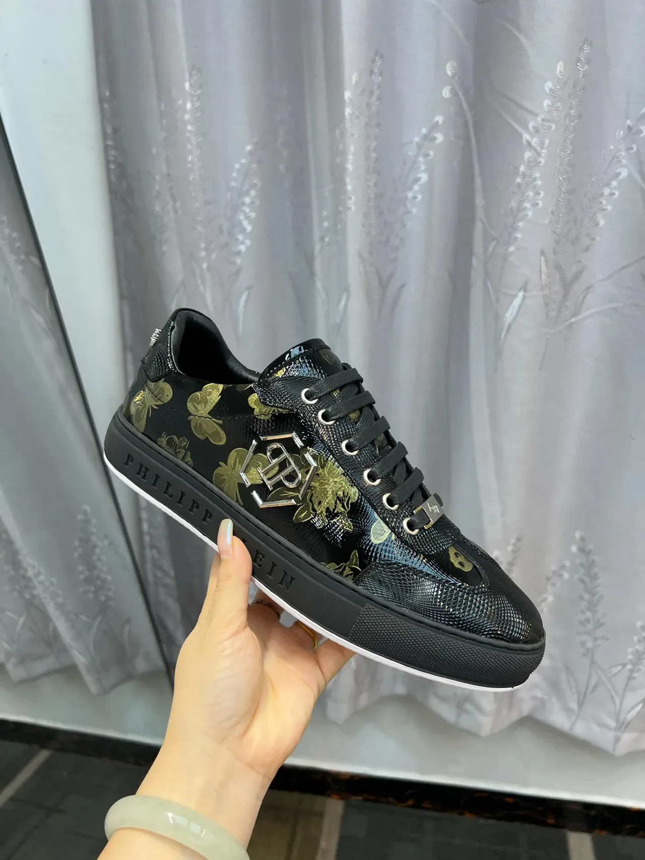 Philipp Plein Sneakers lifestyle noirs et or brillants, texture peau de serpent sur la partie supérieure, imprimés floraux et papillon 6