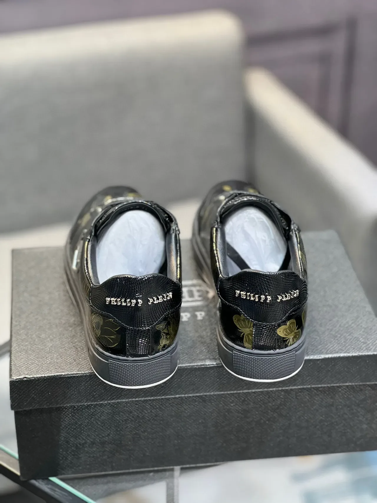 Philipp Plein Sneakers lifestyle noirs et or brillants, texture peau de serpent sur la partie supérieure, imprimés floraux et papillon 8