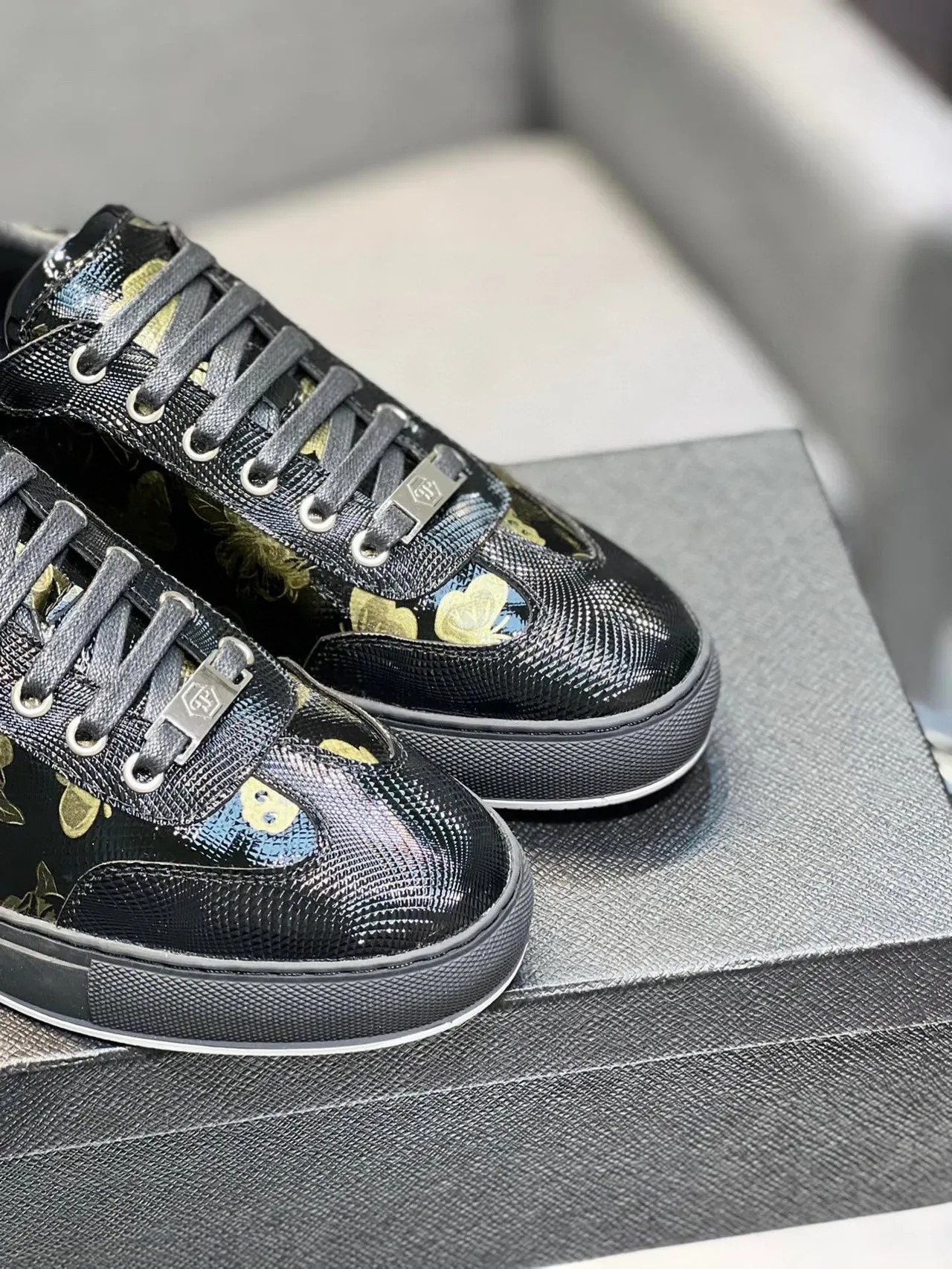 Philipp Plein Sneakers lifestyle noirs et or brillants, texture peau de serpent sur la partie supérieure, imprimés floraux et papillon 9