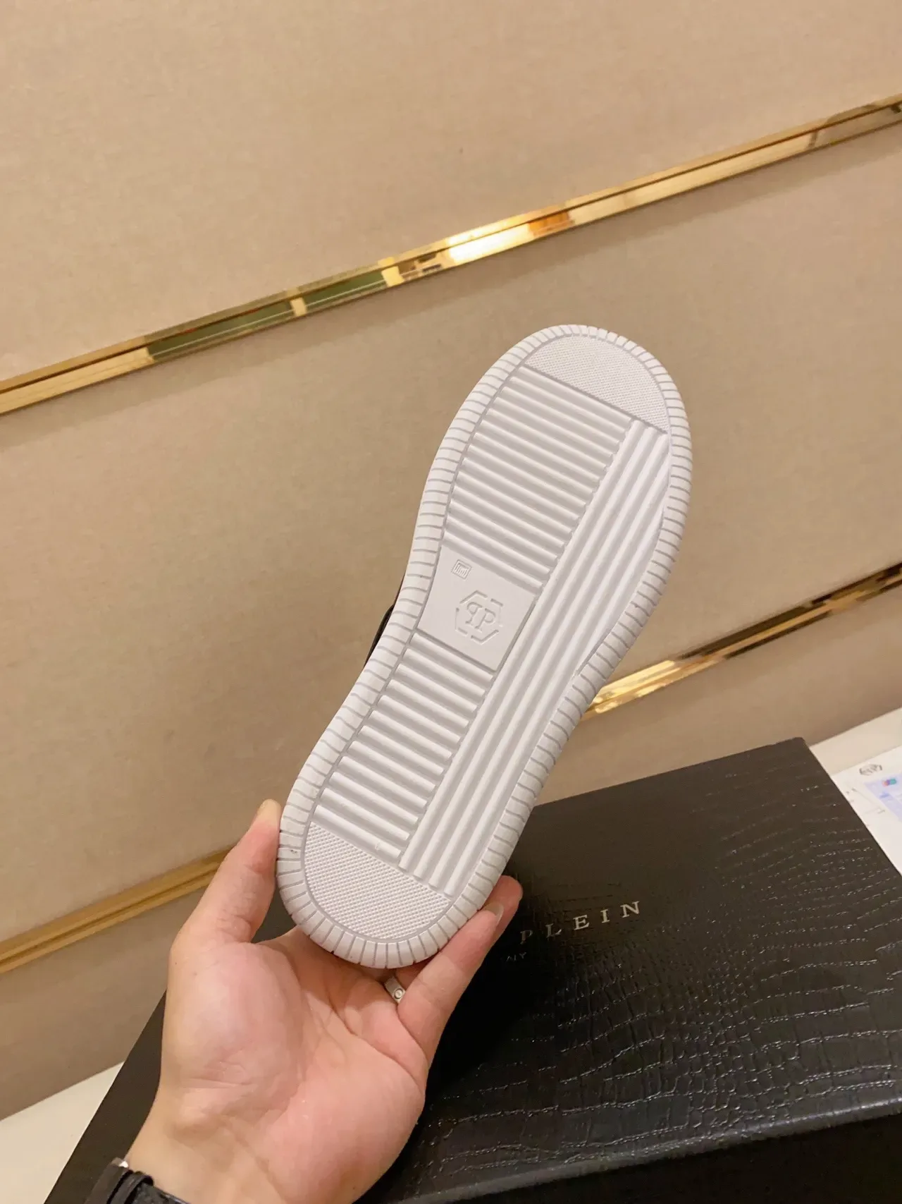 Philipp Plein Sneakers Lifestyle Blanches Argentées Hautes à Sangle avec Clous d'Étoile 2