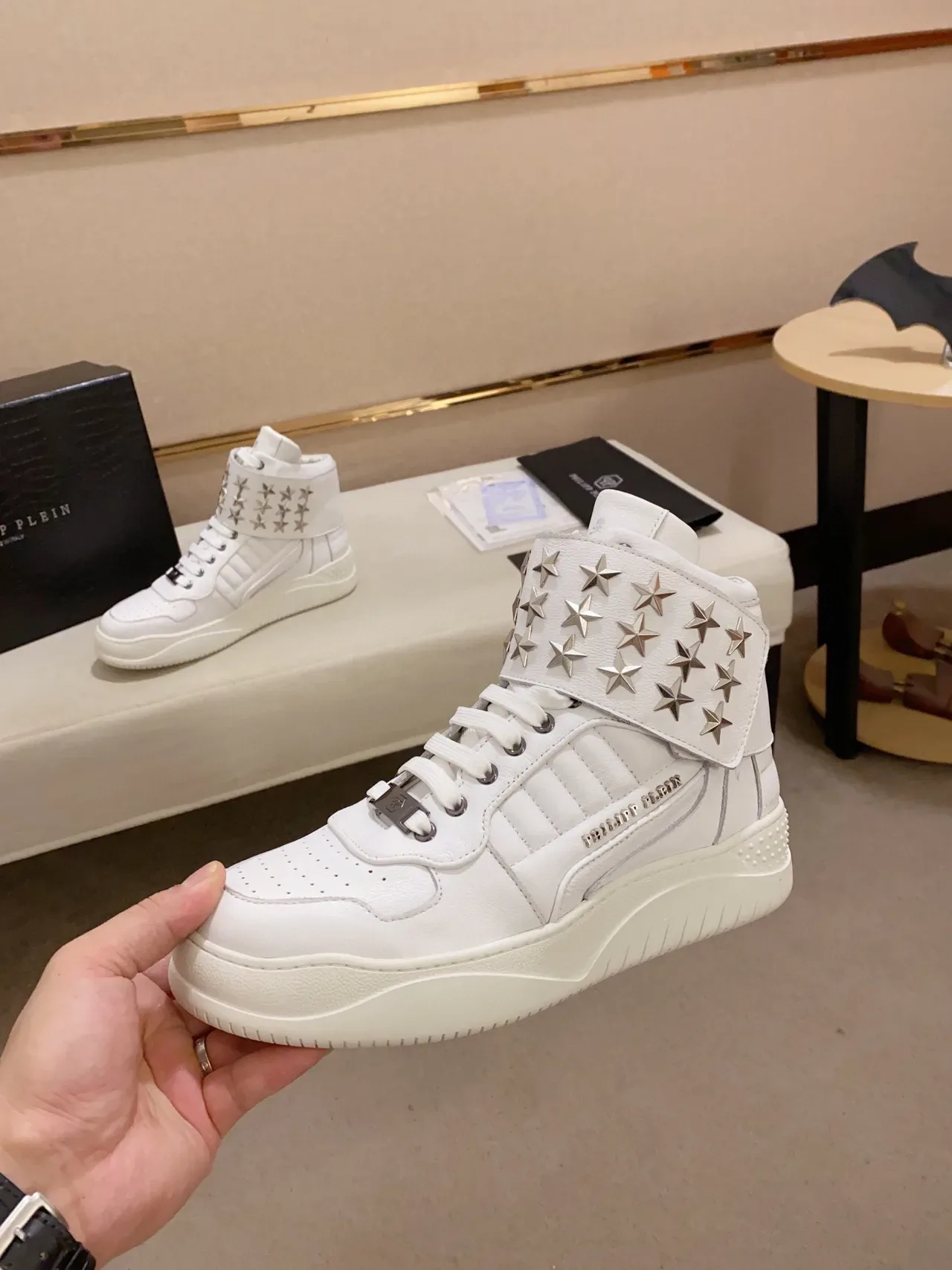 Philipp Plein Sneakers Lifestyle Blanches Argentées Hautes à Sangle avec Clous d'Étoile 6