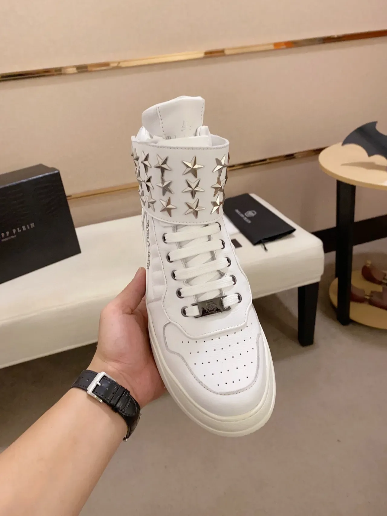 Philipp Plein Sneakers Lifestyle Blanches Argentées Hautes à Sangle avec Clous d'Étoile 9
