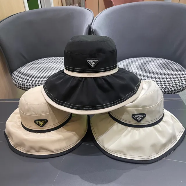 Prada chapeau seau beige et noir avec silhouette structurée et couronne recueillie 2