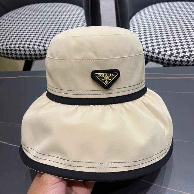 Prada chapeau seau beige et noir avec silhouette structurée et couronne recueillie 3