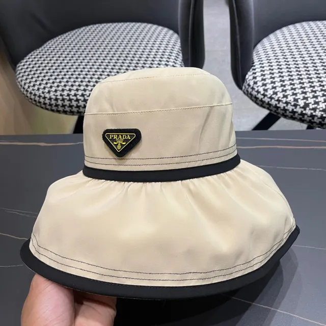Prada chapeau seau beige et noir avec silhouette structurée et couronne recueillie 4