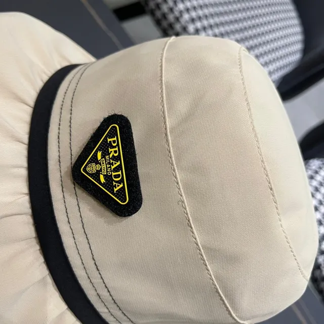 Prada chapeau seau beige et noir avec silhouette structurée et couronne recueillie 5