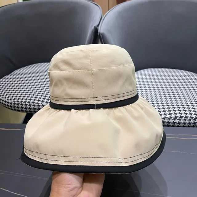 Prada chapeau seau beige et noir avec silhouette structurée et couronne recueillie 6