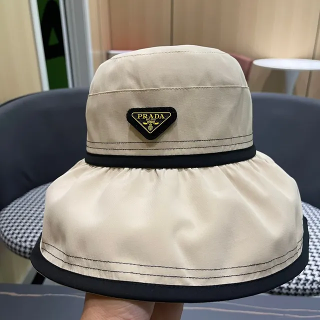 Prada chapeau seau beige et noir avec silhouette structurée et couronne recueillie 7