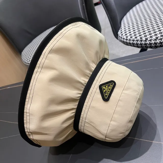 Prada chapeau seau beige et noir avec silhouette structurée et couronne recueillie 8