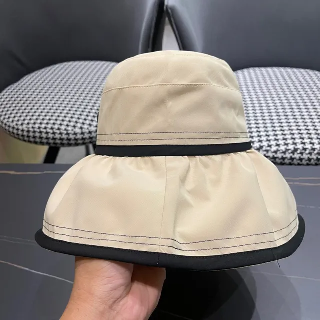 Prada chapeau seau beige et noir avec silhouette structurée et couronne recueillie 9