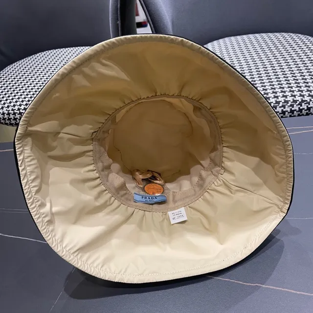 Prada chapeau seau beige et noir avec silhouette structurée et couronne recueillie 10