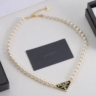 Prada سلسلة لؤلؤي بيج ذهبي قلادة مثلثية