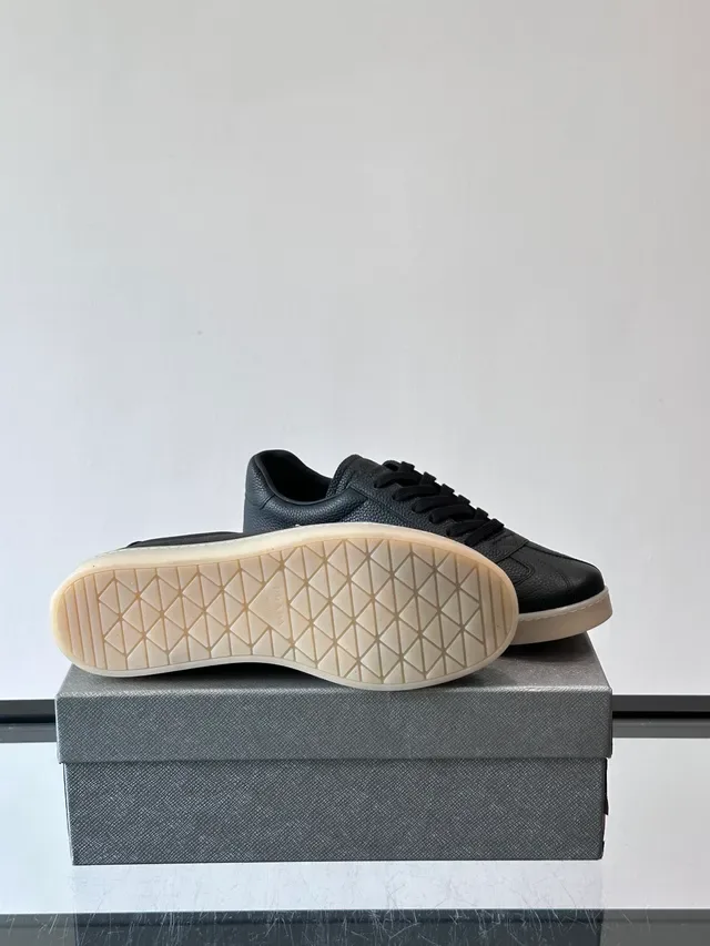Prada Tênis Lifestyle Preto e Bege Couro Texturizado Low-Top Silhouette 2