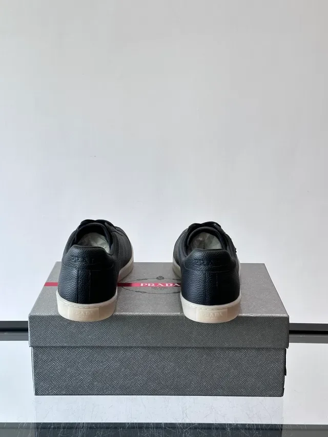 Prada Tênis Lifestyle Preto e Bege Couro Texturizado Low-Top Silhouette 3