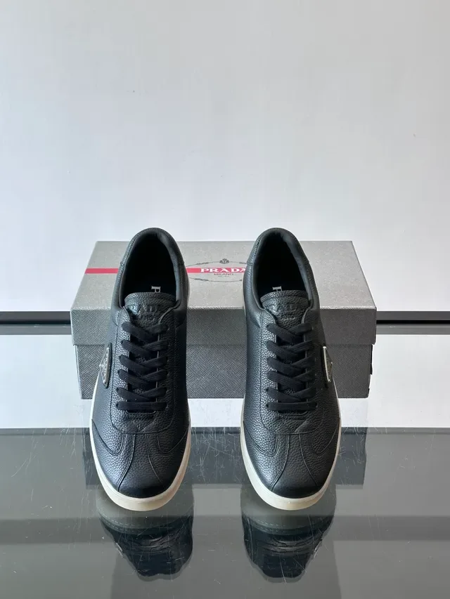 Prada Tênis Lifestyle Preto e Bege Couro Texturizado Low-Top Silhouette 4
