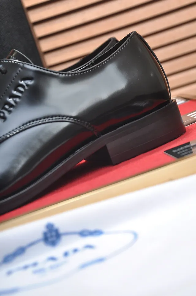 Prada Sapatos Oxford de Couro Patentado Preto Brilhante com Biqueira de Cap 2