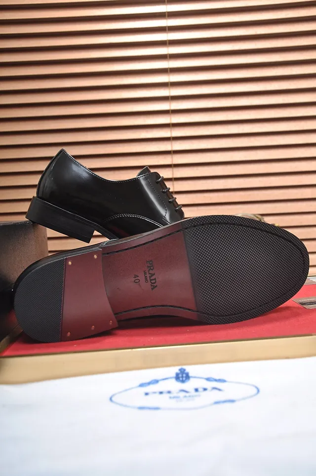 Prada Sapatos Oxford de Couro Patentado Preto Brilhante com Biqueira de Cap 3