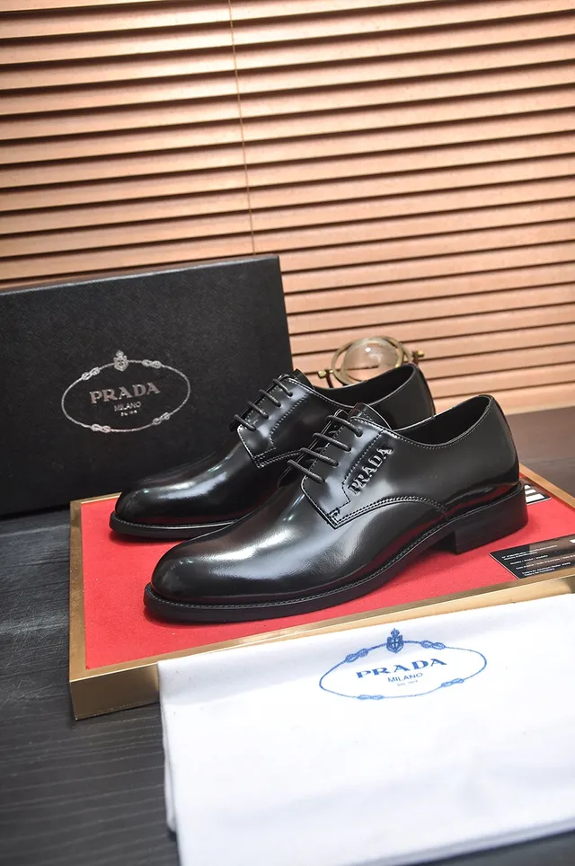 Prada Sapatos Oxford de Couro Patentado Preto Brilhante com Biqueira de Cap 4