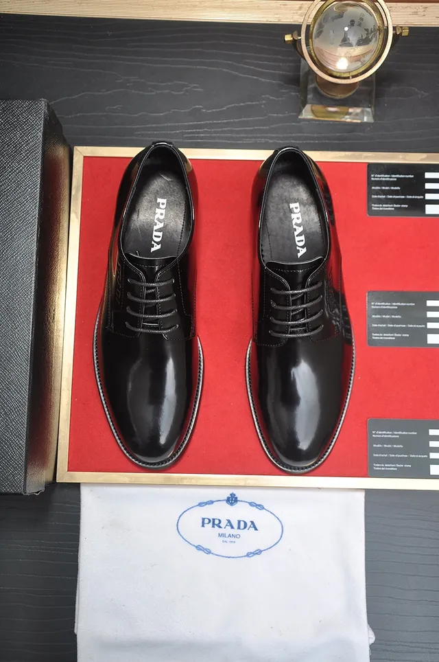 Prada Sapatos Oxford de Couro Patentado Preto Brilhante com Biqueira de Cap 5