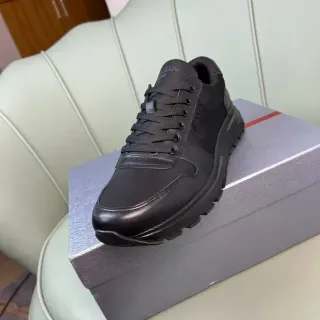 Prada حذاء رياضي أسود جلدي بنعل مدبب كثيف