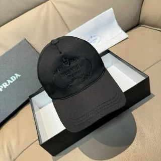 Prada কালো টোনাল এমব্রয়ডার্ড লোগো বেসবল ক্যাপ