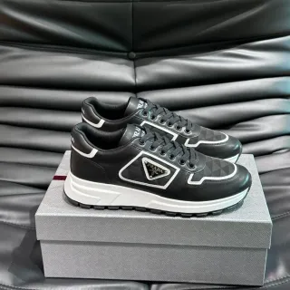 Prada Sneakers Lifestyle Noir Blanc Cuir Supérieur Panneau Quilté Géométrique
