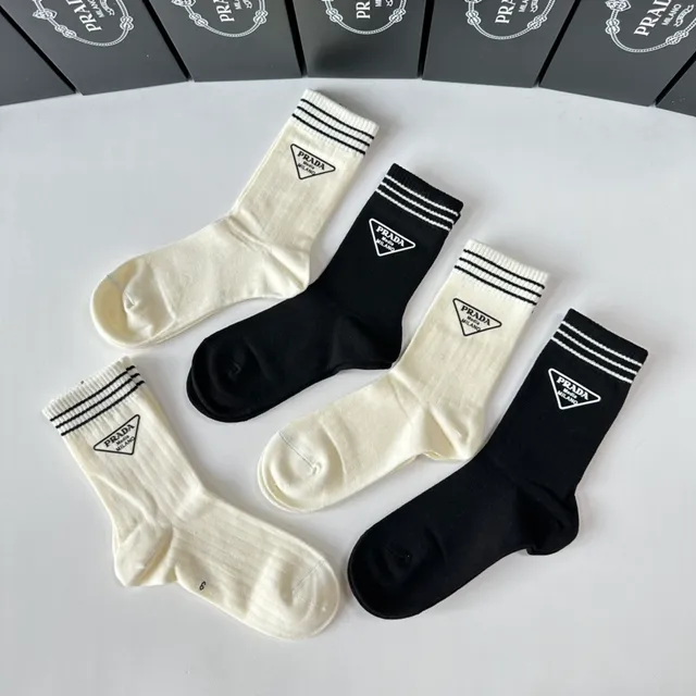 Prada Noir Blanc Tricoté à côtes Brodé Logo Manchette Chaussettes 3