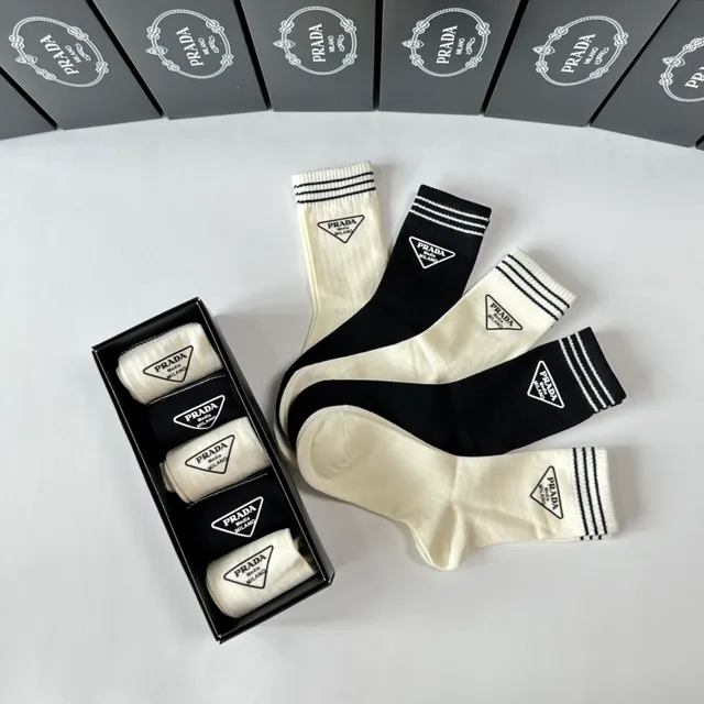 Prada Noir Blanc Tricoté à côtes Brodé Logo Manchette Chaussettes 4