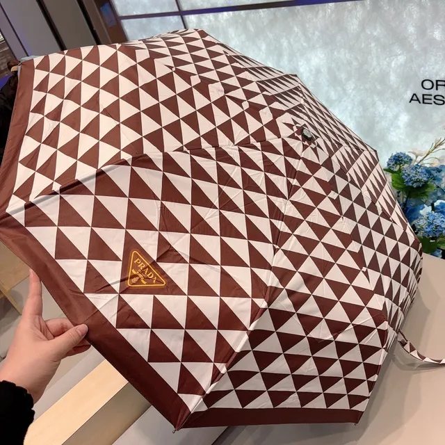 Prada Marron Blanc Imprimé Géométrique Triangulaire Pliable Canopy Sac à main 2