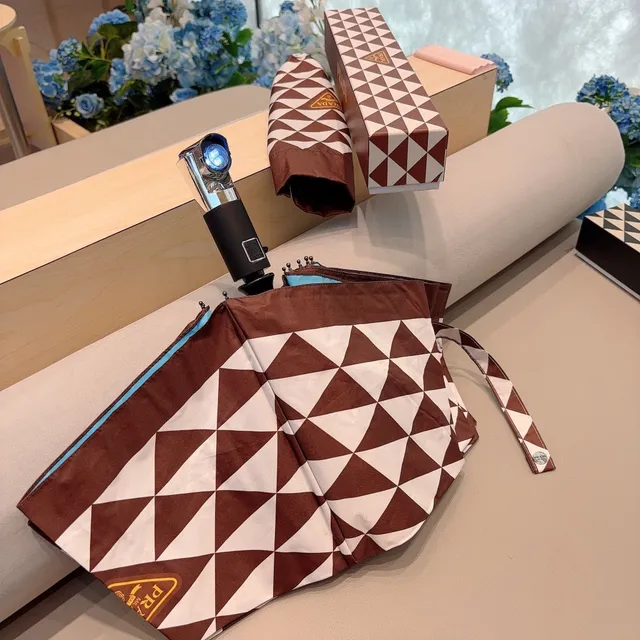 Prada Marron Blanc Imprimé Géométrique Triangulaire Pliable Canopy Sac à main 7