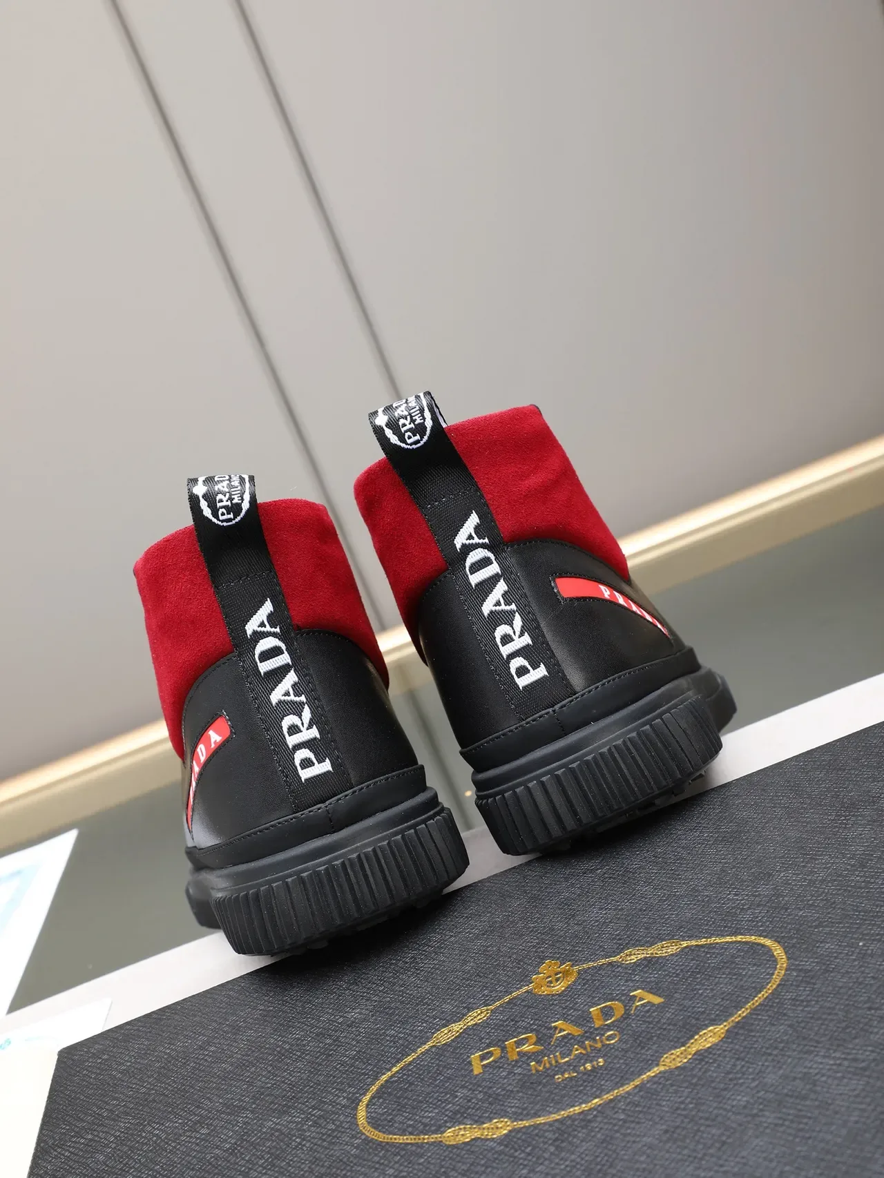 Prada Cloudbust حذاء رياضي أسلوب حياة أسود وأحمر جلد وسويدي عالي 3