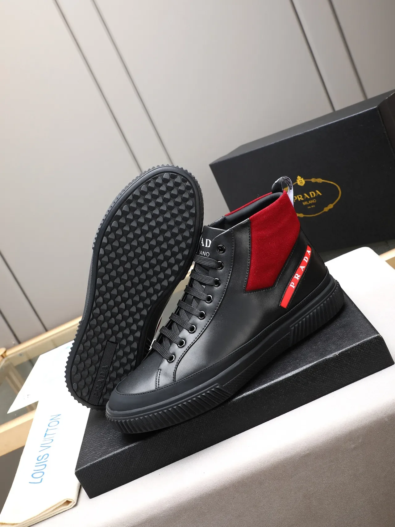 Prada Cloudbust حذاء رياضي أسلوب حياة أسود وأحمر جلد وسويدي عالي 4